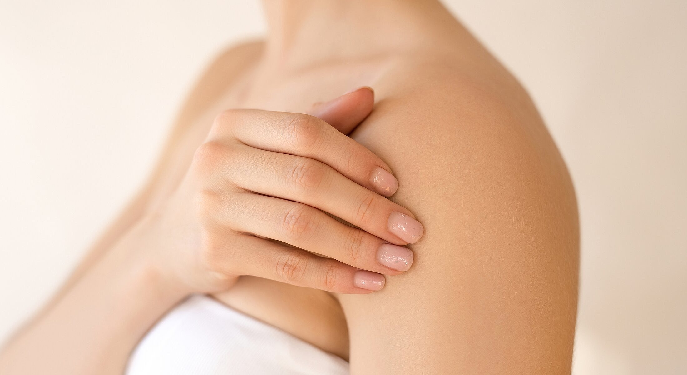 Close-up of a hand on shoulder.